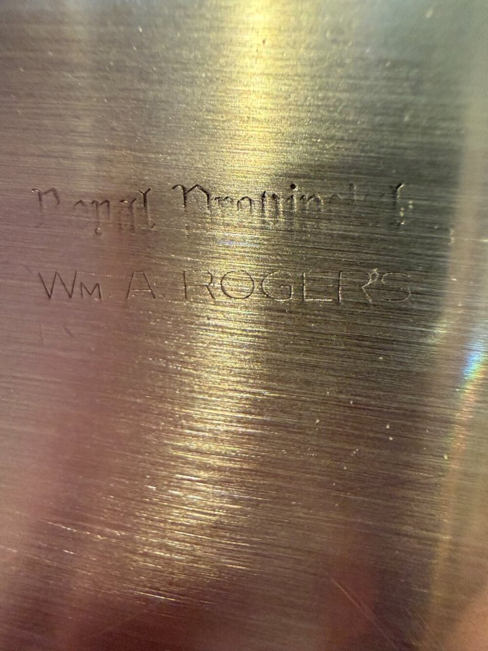 VINTAGE WM. A. ROGERS SILVERPLATE *ROYAL PROVINCIAL* ROUND SERVING TRAY 10 1/2" - Picture 3 of 3